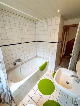EG: Vollbad mit Fenster - 