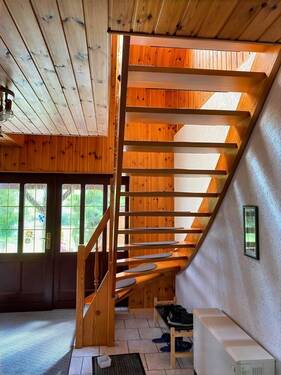EG - Flur mit Treppe zum DG - 
