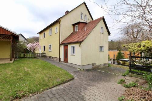 Hausansicht mit Garten - 