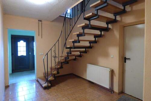 Erdgeschoss Flur mit Zugang zur Garage + Heizraum - 