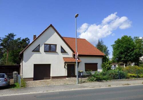 EFH mit Garage, Straßenansicht - 5 Zimmer Einfamilienhaus zum Kaufen in Lauta