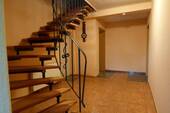 Flur im Erdgeschoss mit Treppe in DG - 