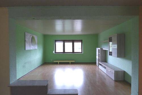 Wohnzimmer - offen zum Essbereich und zur Küche - 