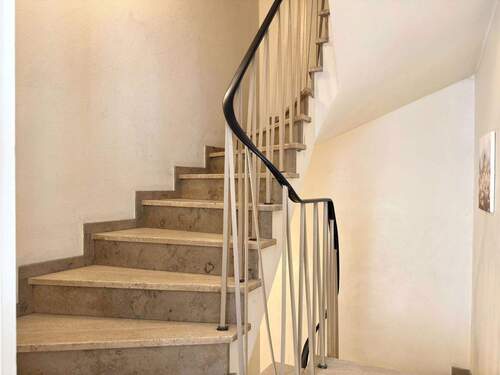 Treppenhaus - 3 Zimmer Etagenwohnung in Duisburg