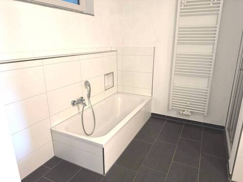 Bad mit Badewanne - 
