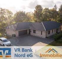 Wohnen auf einer Ebene: Moderner Bungalow mit weitläufigem Garten - Goldelund