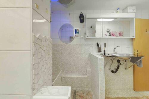 Bad - 1 Zimmer Mehrfamilienhaus, Wohnhaus in Pfullingen