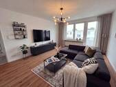 Wohnzimmer - Erstbezug nach Renovierung: helle 4-Zimmer-Wohnung mit Südbalkon - provisionsfrei