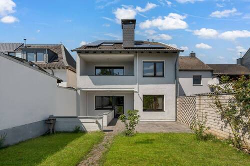 Aussicht vom Garten - Reihenendhaus mit viel Potenzial und neuester Haustechnik