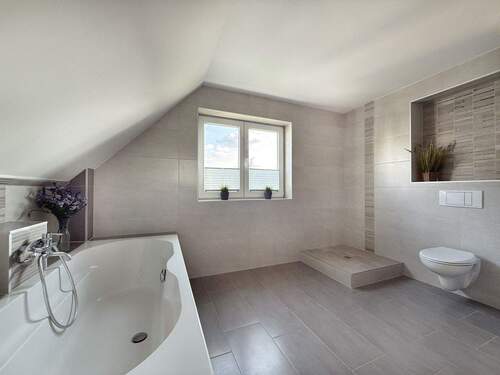 Tagesbelichtetes Wannen-Duschbad im OG - 