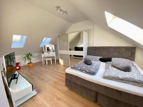 Schlafzimmer DG - ** Charmantes, modernisiertes Reihenmittelhaus mit idyllischem Garten **