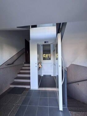 Treppenhaus mit Lift - 