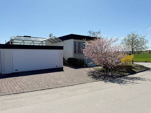 Ansicht mit Doppelgarage - Einfamilienhaus mit 267,00 m&sup2; in Herrenberg zum Kaufen