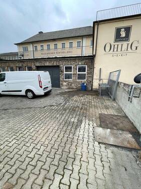 Einfahrt - Halle zur Miete in Rüdesheim am Rhein
