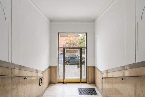 Hauseingang - 3 Zimmer Etagenwohnung in München