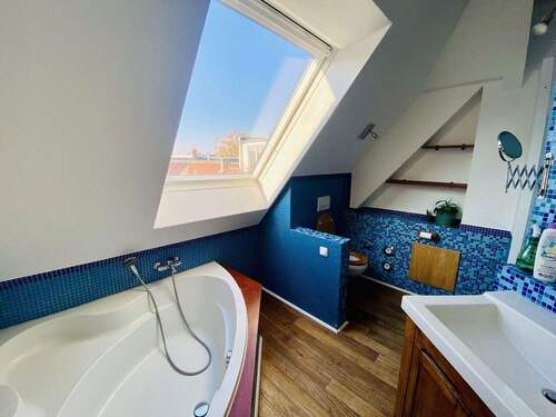 Bad mit Badewanne und Dusche - 