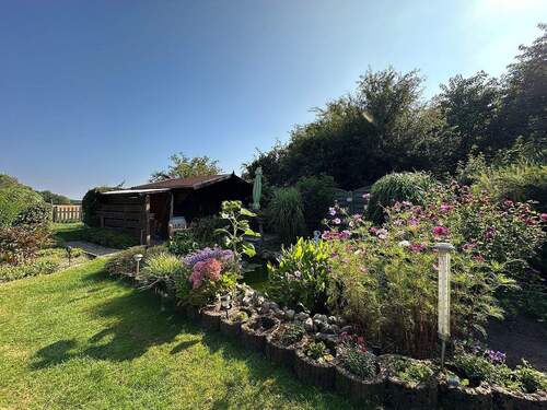 hinterer Garten mit Gartenhütte - 