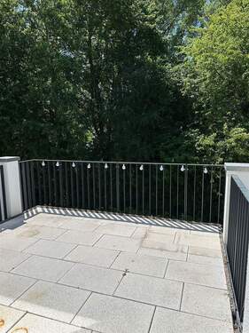 Balkon mit Blick ins Grüne (Muster) - 