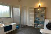 Bad mit Wanne und Dusche (Zugang vom SZ) - 