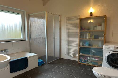 Bad mit Wanne und Dusche (Zugang vom SZ) - 