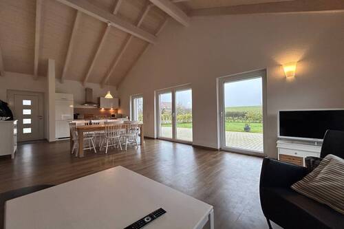 Wohn- und Esszimmer mit offenen Küchenbereich - 