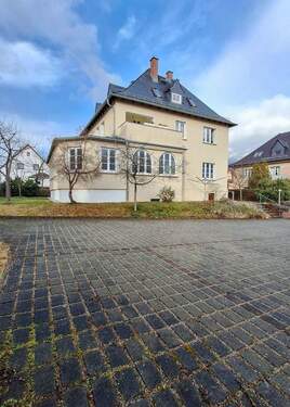 Ansicht Parkplatz - Mehrfamilienhaus, Wohnhaus zum Kaufen in Saalfeld