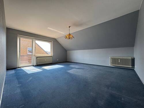 Wohnzimmer mit Balkonzugang DG Wohnung - 