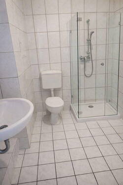 Dusche mit Toilette - 