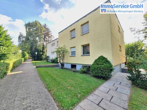 Titelbild - Renovierte 3-Zimmer Wohnung im Hochparterre mit Balkon und Einzelgarage