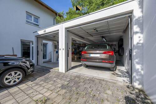 Ein Blick in die geräumigen Garagen mit elektrischen Toren – bequem, sicher und wettergeschützt parken mit modernem Komfort. - 