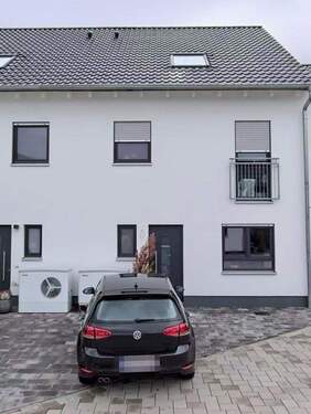 Straßenansicht - Attraktives und neuwertiges Reihenhaus in ruhiger Lage Grünstadts mit EBK