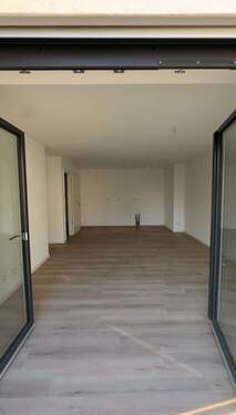 Einblick ins Wohnzimmer - Moderne 3-Zimmer Wohnung mit Tageslichtbad und Balkon in Bamberg