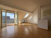 Wohnzimmer mit Balkon - 