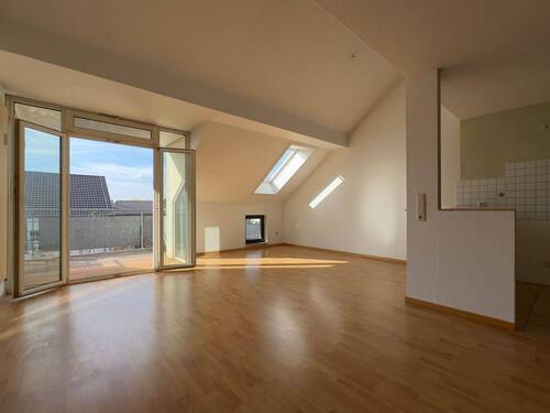 Wohnzimmer mit Balkon - 