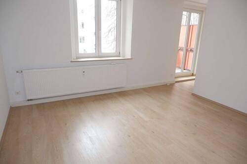 Wohnzimmer - 3 Zimmer Etagenwohnung zur Miete in Chemnitz