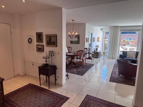 Eingangsbereich offen zum Wohnbereich gestaltet - 