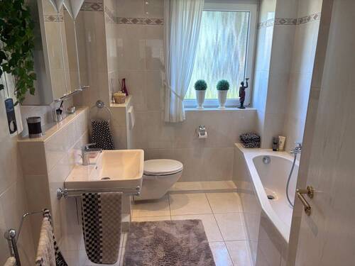 Wannenbad und Dusche - 