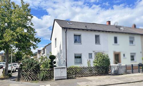 Front - Neustadt: Reihen-Eckhaus mit kleinem Garten