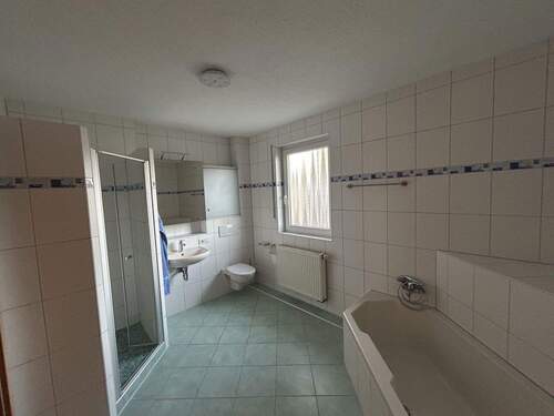 Bad mit Dusche und Badewanne - 