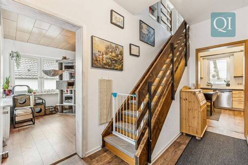 QI-6903 Treppe in das OG - 5 Zimmer Einfamilienhaus zum Kaufen in Sehnde / Rethmar