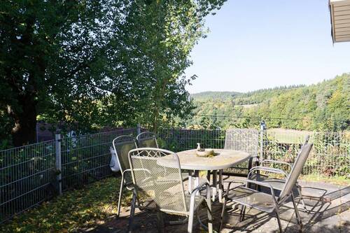 Freisitz mit Aussicht - 4 Zimmer Mehrfamilienhaus, Wohnhaus in Ronshausen