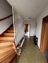 Flur und Holztreppe zum OG - 