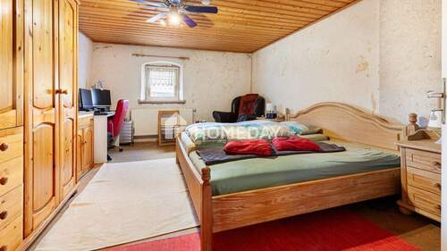 1. OG Schlafzimmer 1 - 