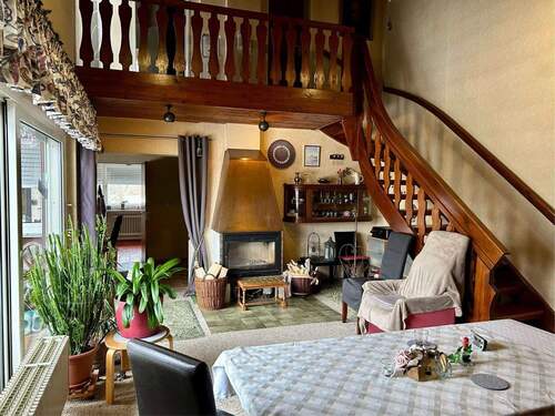 Wohnbereich mit Heizkamin - 7 Zimmer Einfamilienhaus zum Kaufen in Höchstadt