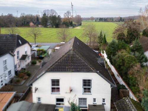 Die Rückansicht mit Blick auf die Felder - 