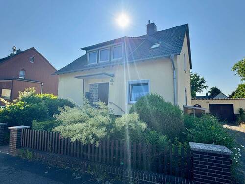 Hausansicht vorn - 6 Zimmer Mehrfamilienhaus, Wohnhaus zum Kaufen in Wunstorf