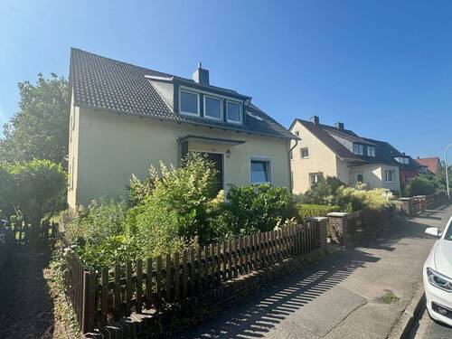 Hausansicht - 6 Zimmer Mehrfamilienhaus, Wohnhaus in Wunstorf