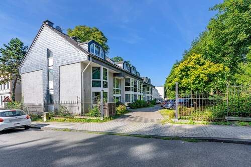 Straßenansicht mit Einfahrt - 2 Zimmer Etagenwohnung in Wuppertal