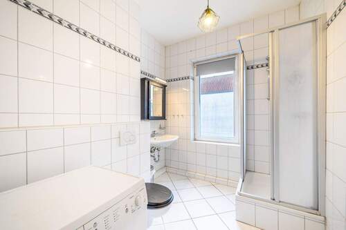 Duschbad mit Waschmaschine - 