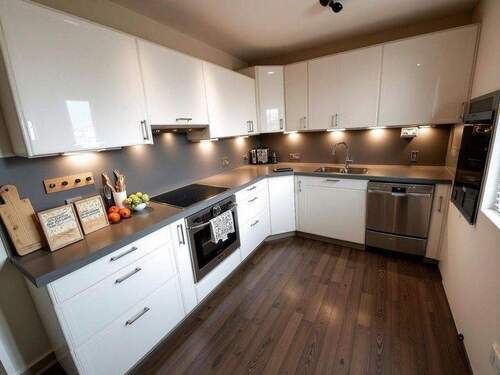 Küche von KI virtuell bearbeitet - 